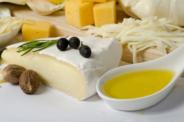 白い背景の上のスパイスとチーズします。 — ストック写真