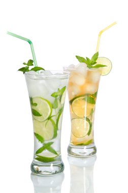 İki soğuk buzlu limonata payet ve limon dilimleri ile.