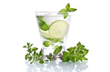 küçük bardak limonata ile buz nane ve limon beyaz arka plan üzerinde