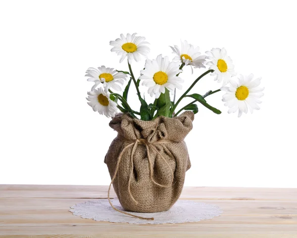 Beautiful bouquet of  camomile flowers in flowerpot  on the wood — Stock Photo, Image