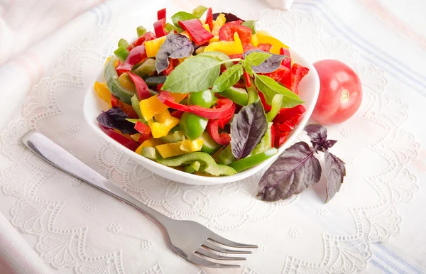 Sallad från paprika och basilika i en salladsskål och tomat nära — Stockfoto