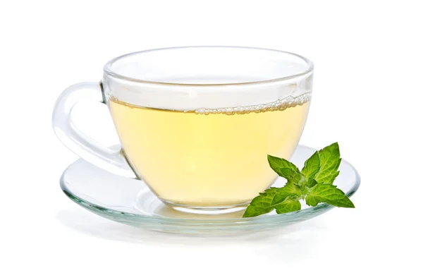 Glass Cup čaj s mátou, izolovaných na bílém pozadí. — Stock fotografie