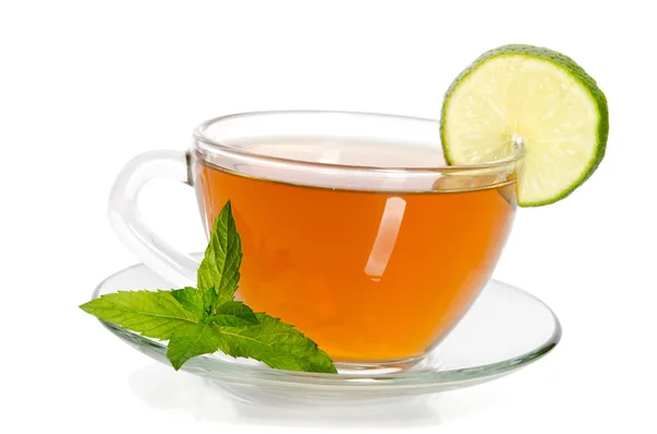 Glas kop thee met munt en limoen, geïsoleerd op witte achtergrond. — Stockfoto