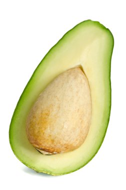 Beyaz arka plan üzerinde izole taze avokado yarısını