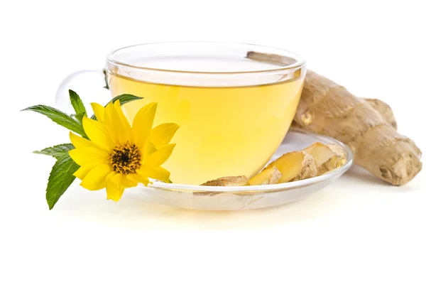 Tasse Tee mit Ingwerscheiben und Echinacea-Blüte in der Nähe von Isolat — Stockfoto