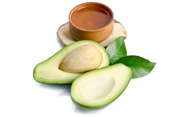 Verse avocado met avocado olie in de houten kom geïsoleerd op wh — Stockfoto