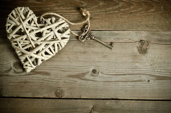Rieten hart handgemaakt met de toets liggend op een houten voet. Boven — Stockfoto