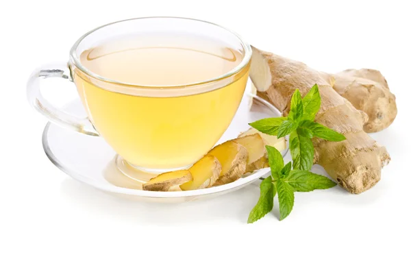 Tee mit Ingwerwurzel isoliert auf weißem Hintergrund — Stockfoto