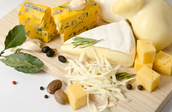 木の板にスパイスとチーズの様々 な種類 — ストック写真