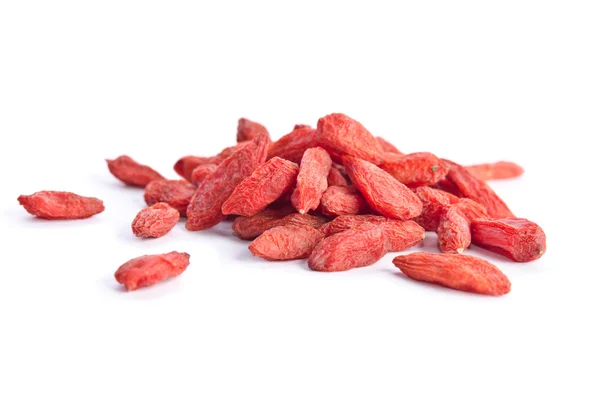 Beyaz arka plan üzerinde izole goji meyveleri yığın