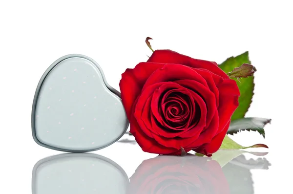 Rote Rose mit Schachtel in Herzform auf weißem Hintergrund — Stockfoto