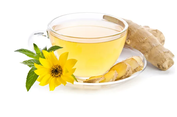 Tasse Tee mit Ingwerscheiben und Echinacea-Blüte in der Nähe von Isolat — Stockfoto