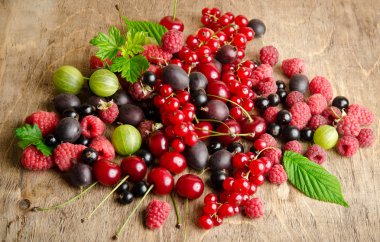 ahşap zemin üzerine yaz meyveleri