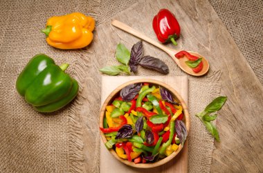 dolmalık biber ve ahşap bir kase ve sebze fesleğen salata