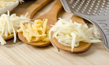 Tahta kaşık rendelenmiş beyaz peynir