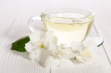 Cam bardak çay ile yasemin beyaz zemin üzerine