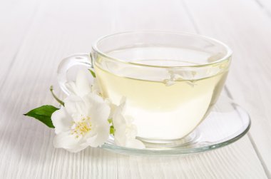 Cam bardak çay ile yasemin beyaz zemin üzerine