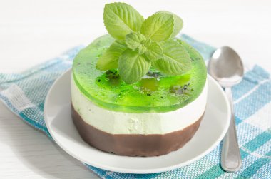 Beyaz ahşap masa nane ile kek