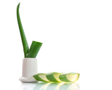 Aloe dilimlenmiş, beyaz bir arkaplanda izole edilmiş.
