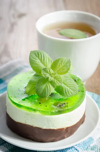 Травяной чай с тортом на деревянном фоне . — стоковое фото
