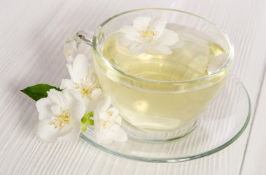 Cam bardak çay ile yasemin beyaz zemin üzerine