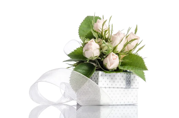 Bouquet of white roses and gift box on white background — Stock Photo, Image