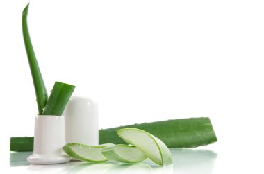 Aloe dilimlenmiş, beyaz bir arkaplanda izole edilmiş.