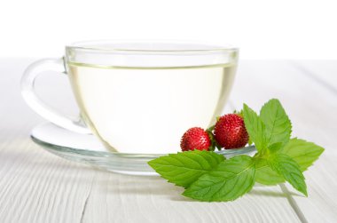 Fincan çay ve strawbarries Beyaz ahşap tablo