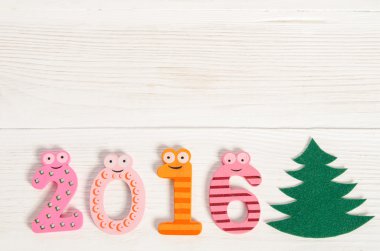 Noel kartı üzerinde beyaz tahta adam komik sayılarla 2016