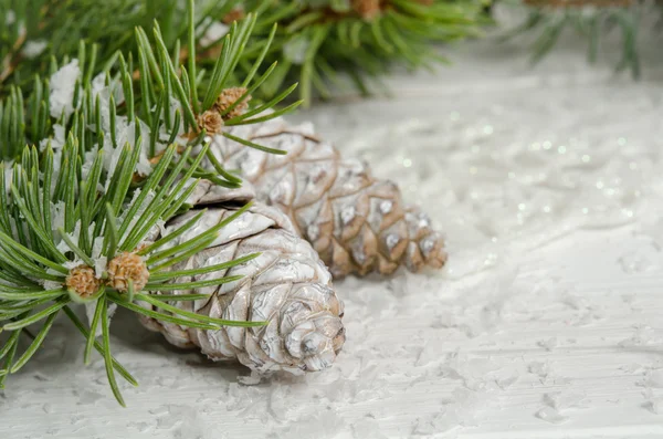 Fondo de pantalla de Navidad con abeto de nieve y piñas —  Fotos de Stock