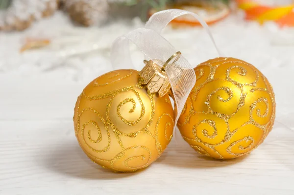 2 つのクリスマス ボール。クリスマスの装飾. — ストック写真