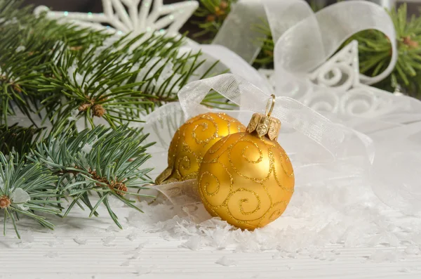 Dos bolas de Navidad. Decoración de Navidad . — Foto de Stock