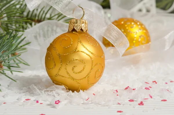 Twee Kerstmis bal. Decoratie van Kerstmis. — Stockfoto