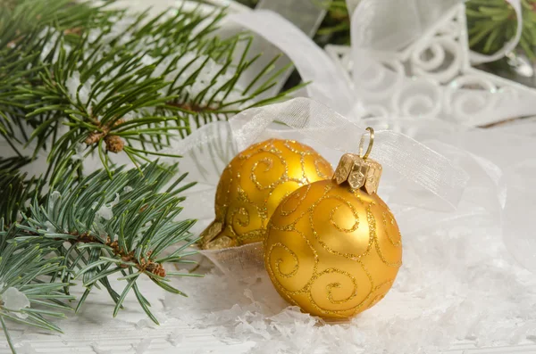 Twee Kerstmis bal. Decoratie van Kerstmis. — Stockfoto