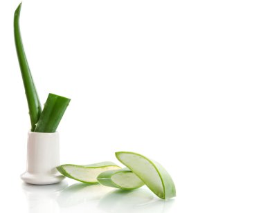 Aloe dilimlenmiş, beyaz bir arkaplanda izole edilmiş.
