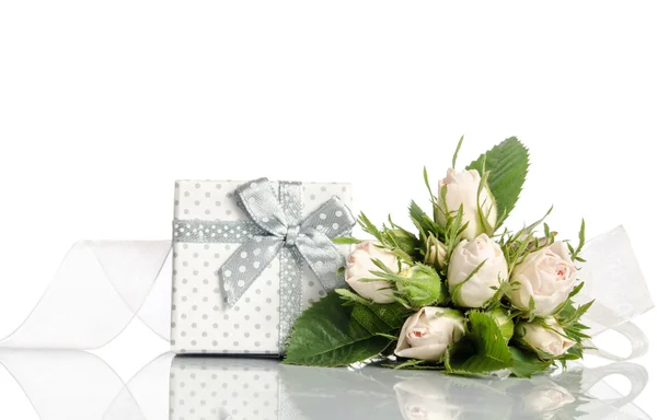 Strauß weißer Rosen und Geschenkbox auf weißem Hintergrund — Stockfoto