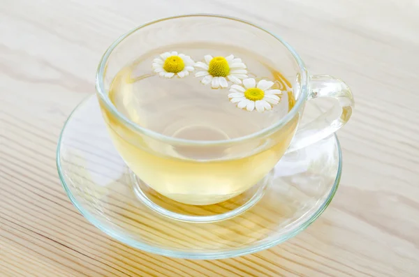 Ahşap masa üzerinde tıbbi papatya çayı fincan — Stok fotoğraf