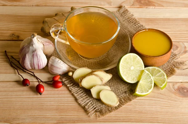 Cup of tea with lemon slices and ginger. Home antimicrobial ther — Stock Photo, Image
