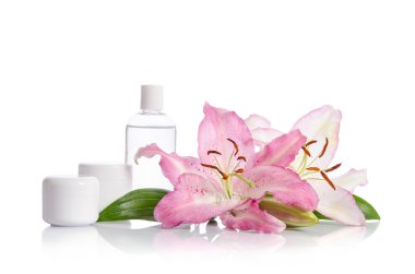 kozmetik cilt bakımı için çiçekli beyaz bir arka plan üzerinde li ayarla