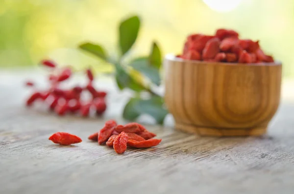 Berberries och goji bär isolerad på träbord. — Stockfoto