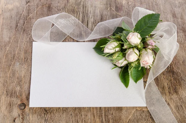 백색 table.top 보기에 텍스트에 대 한 빈 카드와 함께 흰색 장미 — 스톡 사진