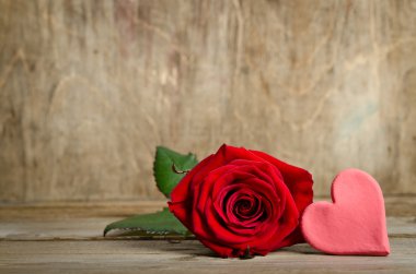 Güzel gül ve ahşap tahta Surf üzerinde bir el yapımı kalp