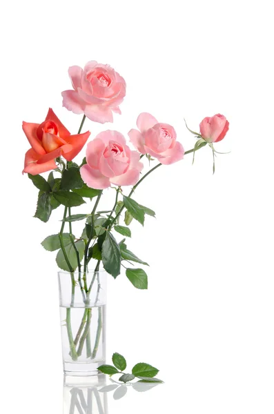 Beau bouquet de roses dans un vase en verre isolé sur bac blanc — Photo