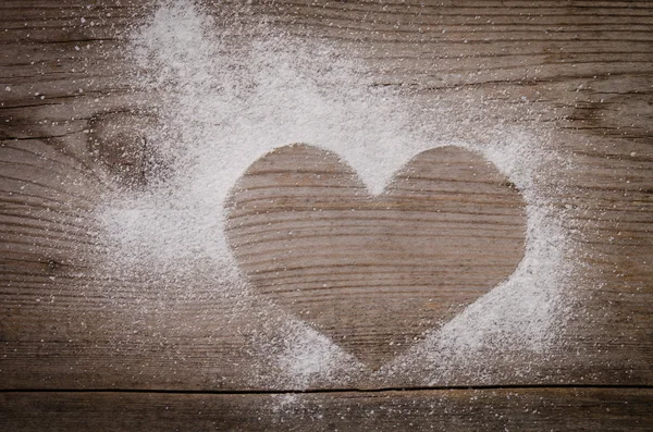 Markeren in de vorm van een hart met poedersuiker op houten rug — Stockfoto