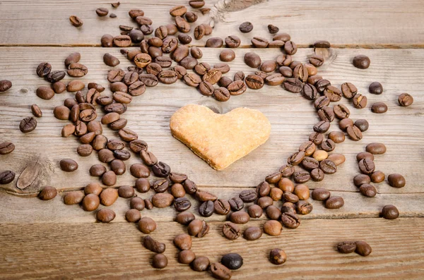 Frame- coração de grãos de café e biscoitos-coração dentro dele em — Fotografia de Stock