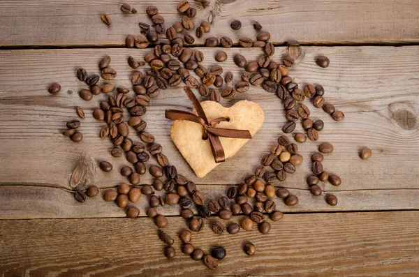 Frame- coração de grãos de café e dois cookies-coração relacionado tog — Fotografia de Stock