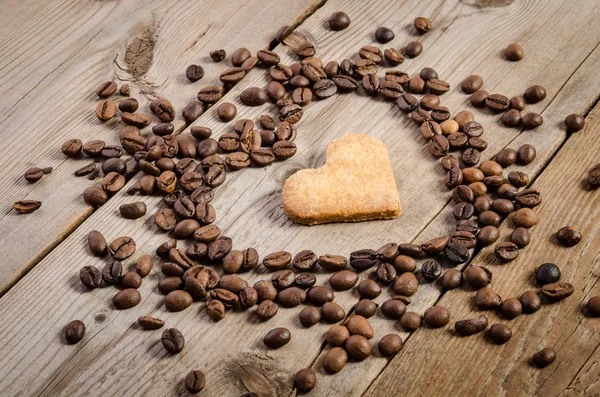 Frame- coração de grãos de café e biscoitos-coração dentro dele em — Fotografia de Stock