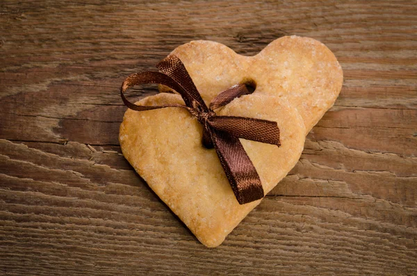 Cookies-hearts gerelateerde samen op houten tafel — Stockfoto