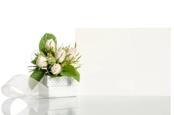 Caja de regalo y rosas blancas con tarjeta vacía para usted texto en blanco b — Foto de Stock