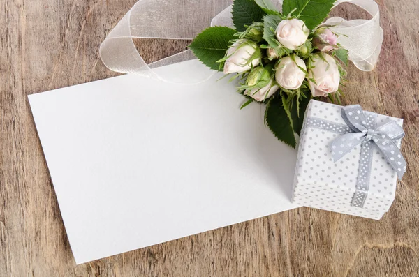 Подарункова коробка і білі троянди з порожньою карткою для вас текст на дереві — стокове фото